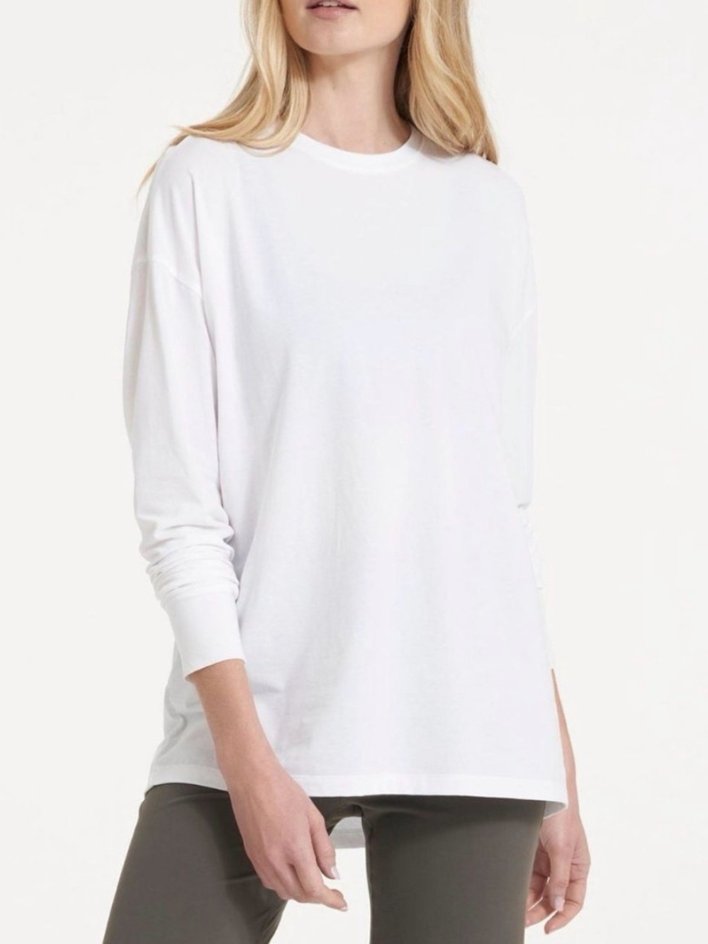NWOT Vuori Women's White Long-Sleeve Crew Tee